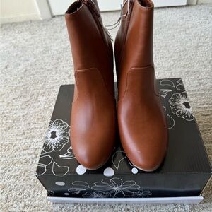 NWT luggage colored shoe boot.